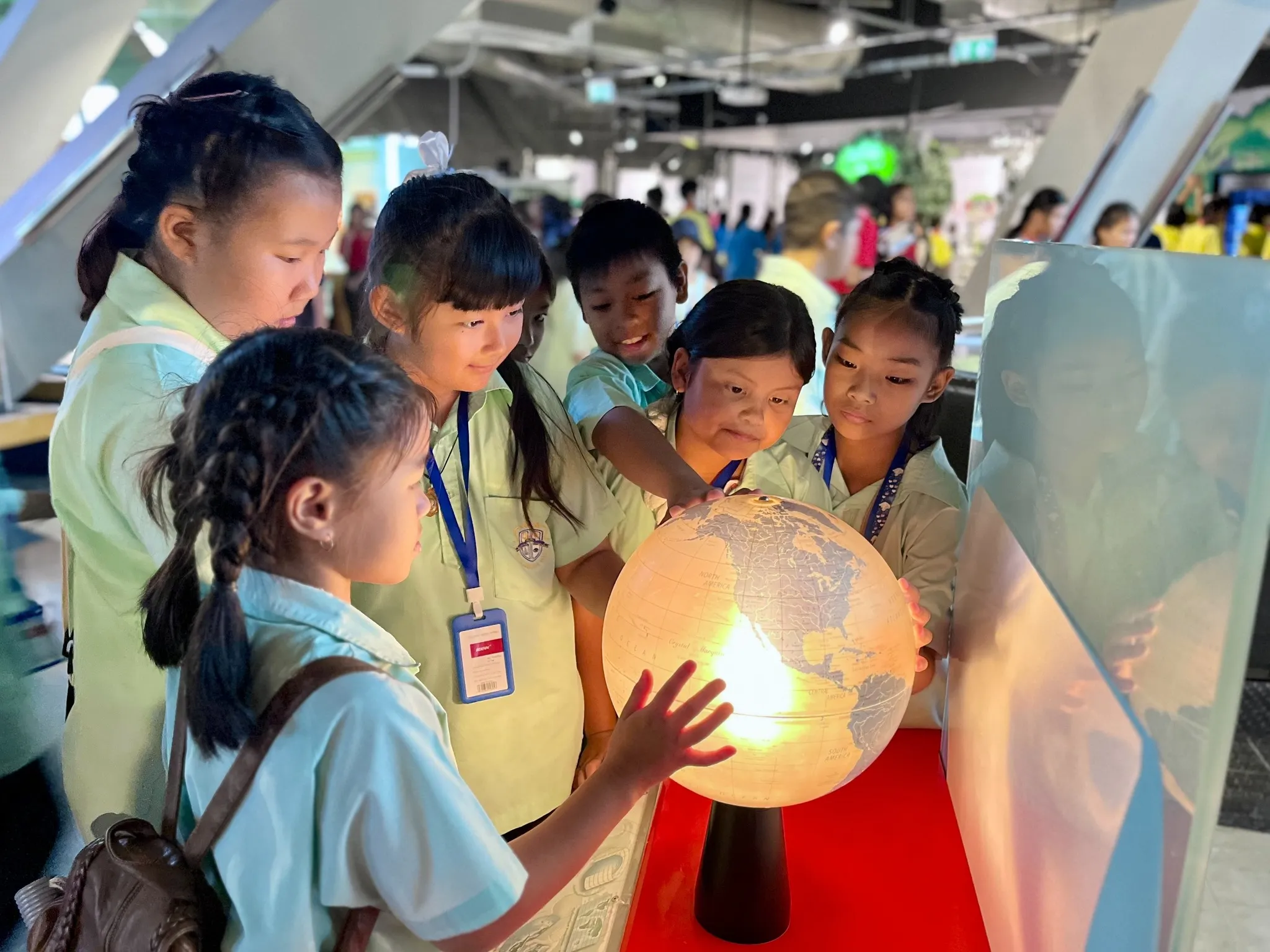 โลกแห่งความรู้รออยู่
ในห้องสมุดที่ทันสมัยของเรา